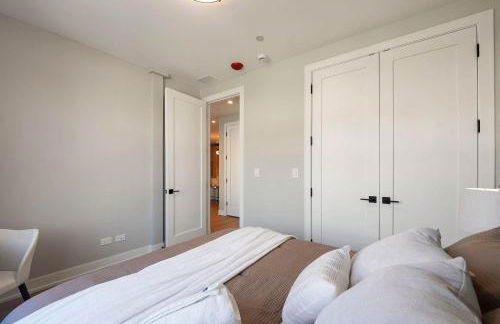 Modern Condo by Med District with Parking & Laundry - Foto 34