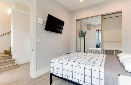 Luxury Modern 4 Bedroom 3 Bathroom Home with Rooftop Deck #2 - Photo 37