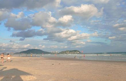 Apartamento com Estacionamento, Wi-Fi, Ar condicionado a 300 metros da Praia da Enseada no Guarujá. - Foto 40