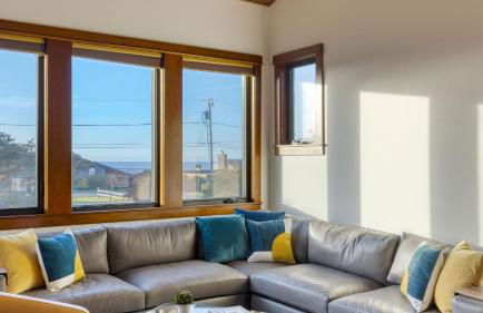 Half Block to Beach w/ Oceanview, Patio + Balcony The Shore Pine by Avantstay - Foto 16