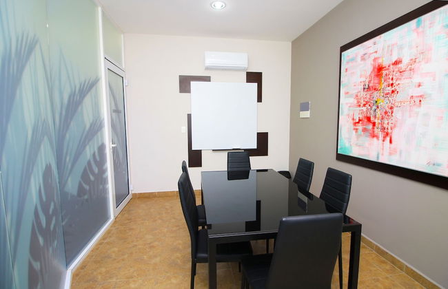 Riviera Towers 2BR & Pool - Foto 22