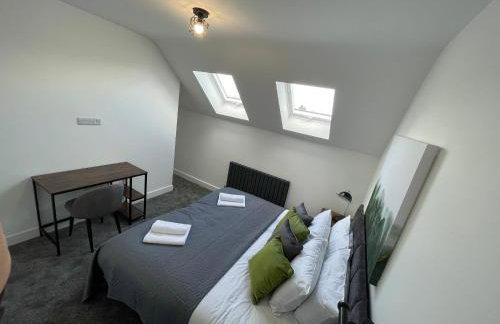 Brand New High Spec House with Parking & Wi-Fi By Home Away From Home - A - Foto 12