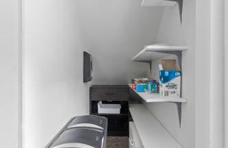 Luxe Suite with Pool Table, King Bed, 3 TVs, & Free Parking - Foto 46