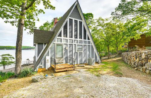 Beach and Dock! Lakefront Ozarks A-Frame Retreat - Foto 2