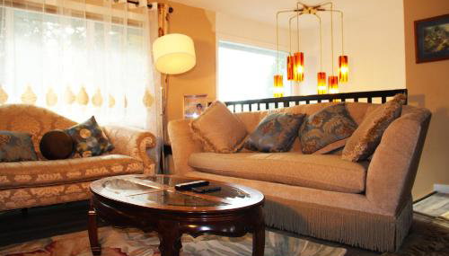 Spacious retreat with 5 bedrooms full kitchen, fenced sports court, free parking - Foto 3