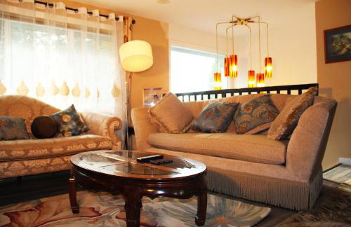 Bright 3 bedroom home with full kitchen, fenced backyard, sports court and free parking - Foto 2