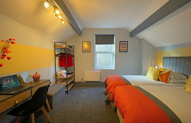 Spacious 3-Bedroom House with Parking - Photo 4