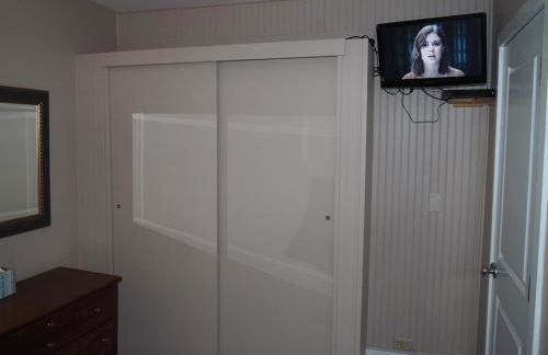 The Cute & Cozy - Lower Apt - Great Location! - Photo 31