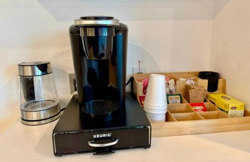 Epic Views, Huge House, Acres of J-Trees to explore, Hot Tub, Pool, AC, and Mini-Golf - Foto 30