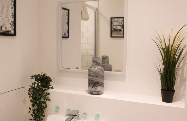 The Sailing Club - 6 Bedroom Hot Tub Town Centre - Photo 9