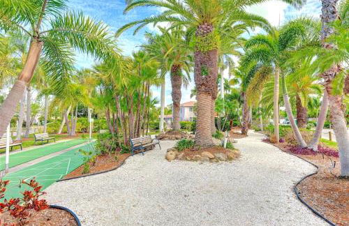 New! Remodeled, Pool-Side, 1-min to Beach Path! - Foto 59