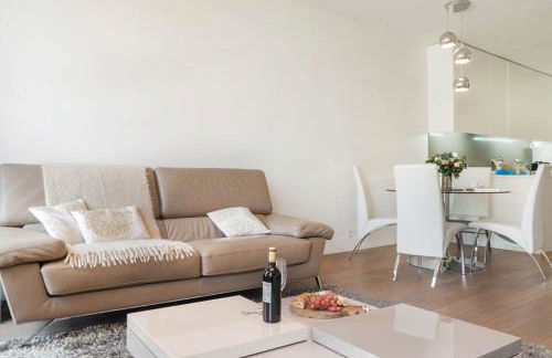 Two Bedroom Luxury Apartment - Balcony with View of Notre Dame - Foto 18