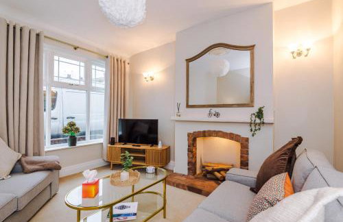 Cosy 3-Bed, Sleeps 5, Free Parking, Long and Short Stays - Photo 1