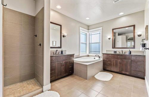 Modern 5BR Retreat with Hot Tub Cold Plunge & Park - Foto 30