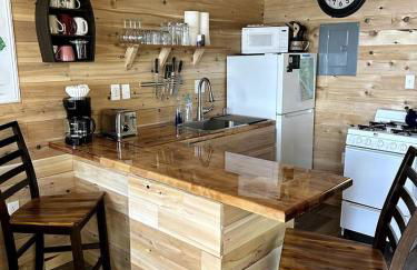 Magnificent Cabin Nestled Amidst Trees in Portage Lake, Maine - Foto 6