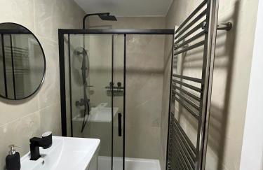 Marcot House Modern 5 bedroom house Solihull 10 mins drive from bhx & nec private off road parking - Foto 42