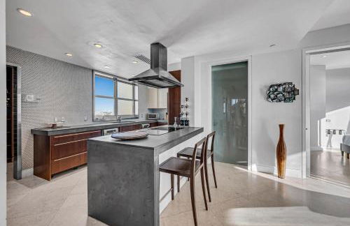 Crown Jewel of Ocean Drive- 2 story Penthouse, 4 Bedrooms & Private rooftop spa - Foto 53