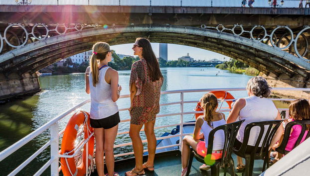 Sur le pont du bateau, devant la passerelle d'Élisabeth II