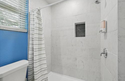 5BR w Pool, Golf Simulator, Game Room & EV Charger - Foto 30