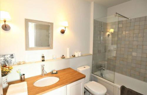 In Gordes, facing the entire Luberon Park a beautiful 5 bedrooms house - Photo 23