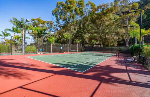 10-Star Property! Premium Ocean Views, Immaculate Corner Condo with Fireplace, New Golf Cart - Foto 40