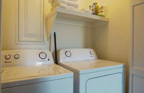 Quiet 3BR Escape, 4 TVs, Kitchen, Parking -F- - Foto 32