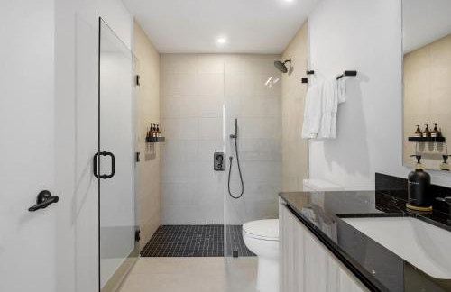 Upscale Downtown Condo Pool Gym & Skyline Views - Foto 37