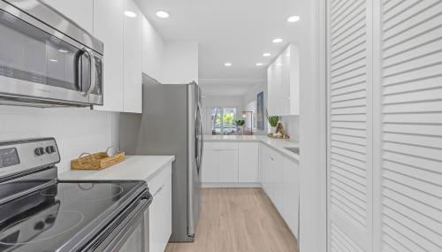 Waterfront Oasis 2BR 2BA with Pool, Gym, Balcony & Parking - Foto 5