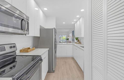 Waterfront Oasis 2BR 2BA with Pool, Gym, Balcony & Parking - Foto 5