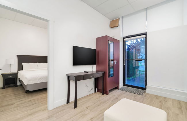 Charming 1BR Lakeside - Photo 3