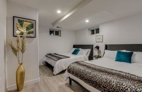 Pop Art Oasis with Karaoke Mini Golf Hot Tub and Pool - Photo 17