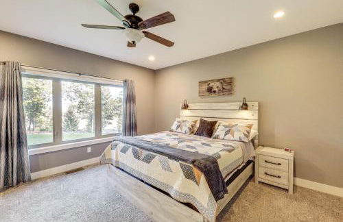 Deck and Views Scenic Group Getaway in Lakeside! - Foto 14