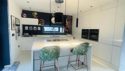 Artsy Retreat - Sleeps 6 Free Parking & Balcony - Foto 5, minibar