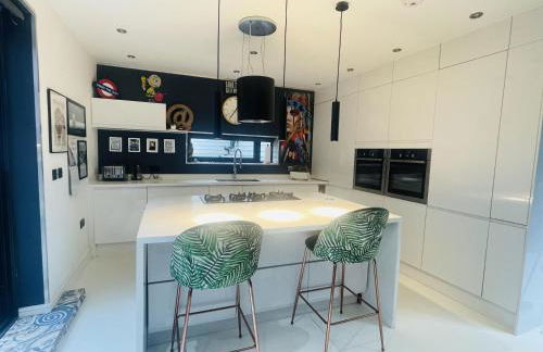 Artsy Retreat - Sleeps 6 Free Parking & Balcony - Photo 5