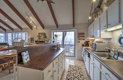 Hike, Fish and Ski Beech Mtn Condo with Balcony - Foto 9