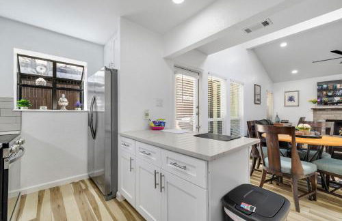 Arlington Entertainment District Home Green & White Door - Foto 49