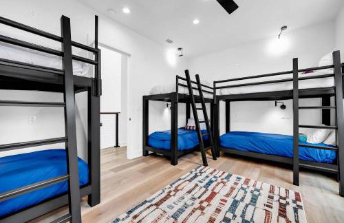 Lakefront Stay for 16 with Pool Dock & Game Room - Foto 45