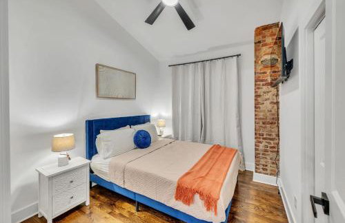 Fully Furnished Bungalow with Deck Near City Center - Foto 5