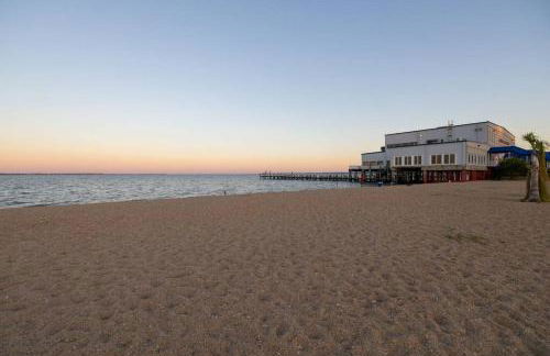 The Lyellton House: Water View, Steps from Beach - Foto 48