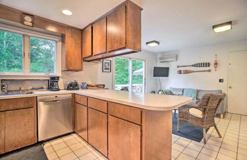 Deck and Grill, Walk to Beaches! Falmouth Retreat - Foto 59