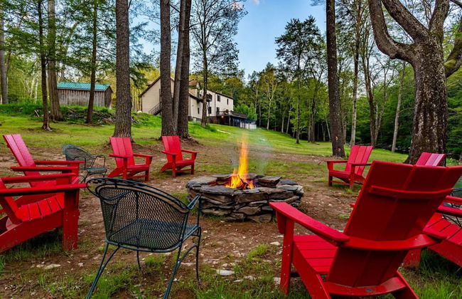 Family Fun Oasis Hot Tub Steam Room Pool Stream Firepit Games - Foto 66