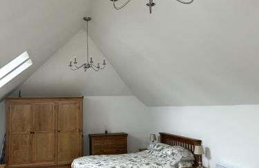Charming King Bed Ensuite Studio in Peaceful West Challow - Photo 8
