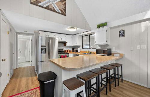 Wooded Chalet w Hot Tub & Indoor Pool, Gym Access - Foto 14