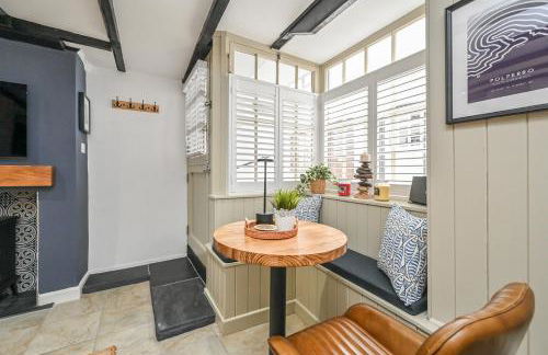 Luxury Couple's Getaway with River Views and Parking - Foto 8