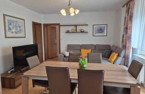 Komfortable 90 qm Ferienwohnung Berta mit 3 Schlafzimmern Küche Balkon Wohnzimmer mit großem LED TV InternetWiFi Flatrate und kostenlosen Parkplatz inklusive in Brilon Madfeld mit Rechnung - Foto 1