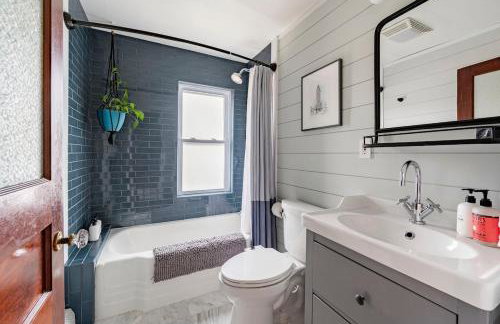 Hillcrest Cottage - Charming Cottage with hot tub and view! - Photo 35