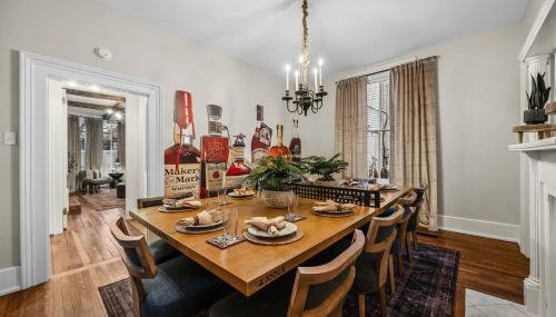 Bourbon-themed home w arcade & hot tub for groups - Foto 2