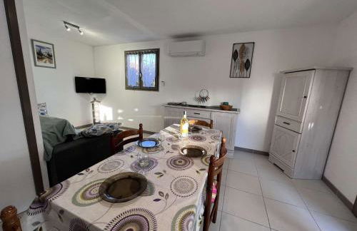 Maison avec Cour, Piscine Sécurisée, Climatisation, 3 Chambres, Proche Plage, 8 Personnes - FR-1-701-33 - Foto 9