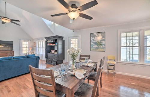 Country-Chic Home with Fire Pit, Steps to Lake! - Foto 7