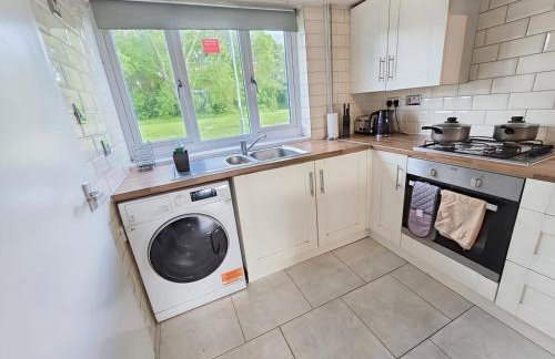 2ndHomeStays- Willenhall-A Serene 3 Bed House with a Garden View-Suitable for Contractors and Families-Sleeps 9 - 7 mins to J10 M6 and 21 mins to Birmingham - Foto 36